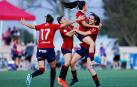 Guallar celebra su segundo gol con Yiyi, Iara y Valero.