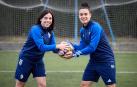 Carmen Sobrón y Ainhoa Guallar, ayer en los campos anexos de Tajonar tras el entrenamiento de recuperación. El equipo regresó y fue directo a las instalaciones.