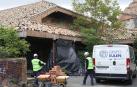 Dos operarios clausuran y sellan los accesos al antiguo convento de Agustinas, en el parque de Aranzadi de Pamplona