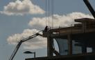 Efectivos de bomberos trabajan en el edificio que ha sufrido el derrumbe