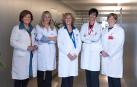 De izqda. dcha.: Elena Sota, subdirectora de Cuidados de Procesos de Hospitalización y Procesos Ambulatorios; Sara Sánchez, enfermera y colíder del proyecto NRC; Marta Ancín, directora de Cuidados Sanitarios; Beatriz Schulz, subdirectora de Cuidados de Procesos Quirúrgicos, Críticos y Urgentes; y Sonia Iso, subdirectora de Cuidados de Procesos Diagnósticos, Desarrollo e Innovación