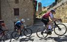 Las ciclistas participantes en la Navarra Women´s Elite Classic afrontan el tramo del Muro de Artajona