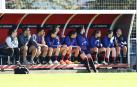 Las jugadoras rojillas del banquillo observan una jugada del choque de vuelta del playoff por el ascenso contra el Alhama.