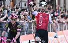 Benjamin Thomaa celebra el triunfo al esprint en la meta de Lucca tras vencer en la quinta etapa del Giro de Italia 2024.