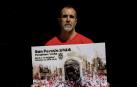 Ángel Blanco Egoskozabal posa con ‘Gaiteros’, el cartel vencedor.