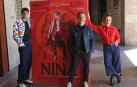 Daniel Vitallé, Iñigo Aranburu y Andrea Jaurrieta con el póster de la película