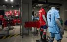 Camisetas con los nombres de las jugadoras de Osasuna Femenino en la tienda del club