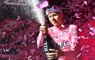 Tadej Pogacar celebra la maglia rosa