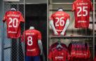Camisetas con los nombres de las jugadoras de Osasuna Femenino en la tienda del club