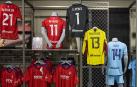 Vídeo con las camisetas de las futbolistas de Osasuna Femenino en la tienda del club
