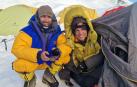Óscar Fernández y Gonzalo Fernández -posando en la foto en el Base del Makalu- buscarán en la madrugada de este domingo 12 de mayo la cima en el Makalu