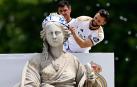 El capitán del Real Madrid, Nacho Fernández, coloca una bufanda a la diosa Cibeles durante la celebración con aficionados de la Liga número 36
