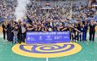 Lindie Tchaptchet, en el centro de la imagan, celebra el título con su equipo