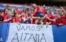 Aitana, en la grada de El Sadar al lado de una pancarta de apoyo