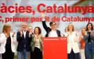El candidato a la presidencia de la Generalitat por El PSC, Salvador Illa (c), comparece ante los medios para valorar los resultados electorales, hoy domingo en Barcelona