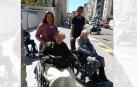 Dos voluntarios con mayores, de paseo