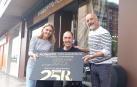 Roberto Dallo y X entregan a Txapela el cheque con la recaudación