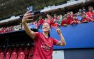Alexia Jr se toma un selfie con la afición de El Sadar tras la victoria por 1-0 ante el Espanyol