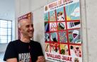 Ion Kepa Solchaga sonríe mirando su cartel, el que anunciará las próximas fiestas