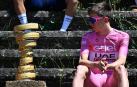 Pogacar observa el trofeo en la salida de la décima etapa del Giro 2024 en Pompeya