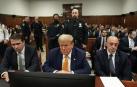 El expresidente Donald Trump, sentado junto a sus abogados en una sesión del juicio que se está desarrollando en los juzgados de Nueva York