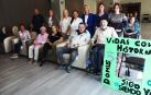 Trabajadores y familiares posan junto a Julia Nubla y Jesús Pérez-Ilzarbe. El libro de Jesús Joaquín Aechu se entregó a título póstumo