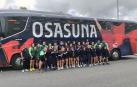 La plantilla y el cuerpo técnico de Osasuna Femenino han salido este miércoles por la mañana en autobús hacia la Ciudad Deportiva Dani Jarque, donde se enfrentarán el jueves al Espanyol en el partido de vuelta del playoff de ascenso a la Liga F.