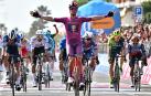 El italiano Jonathan Milan levanta los brazos tras imponerse en la meta de Francavilla al Mare