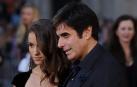 David Copperfield (i) mientras llega con Chloe Gosselin al estreno de la película "The Incredible Burt Wonderstone"