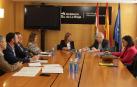 El consejero Aierdi junto a la consejera Manzanos, con sus respectivos equipos, en la reunión mantenida en la sede del Gobierno de La Rioja
