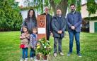Víctor Munárriz (segundo por la derecha), con su mujer e hijos, el párroco y el alcalde de Zizur Mayor, junto al monolito en recuerdo de Victorino Munárriz