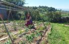 Natalia Gómez, en la huerta de Terr’Aygala, la granja de la región francesa de Ródano-Alpes