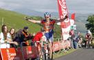 Branaa celebra su victoria en la cima de Bagordi en la cuarta etapa de la Vuelta a Navarra 2011.