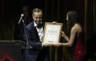 Jorge Blass, en el momento de recibir el premio a mago de escena, por su trayectoria y sus aportes a esta disciplina