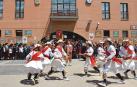 La plaza de los Fueros enmarcó el programa más popular con citas como la actuación de los danzantes de San Lorenzo de Pamplona