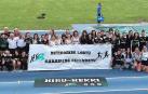Componentes de las plantillas de Hiru Herri posaron ayer tras el ascenso en Larrabide del equipo femenino.