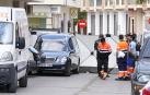 La Guardia Civil y los servicios funerarios en la puerta del domicilio donde se ha producido el asesinado de los menores y posterior suicidio del asesino