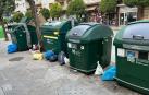 Bolsas fuera de los contenedores en la calle Abejeras, 3 de Pamplona. /