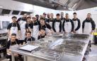 Los jóvenes preparan un almuerzo