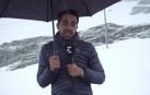 El exciclista Alberto Contador realiza una conexión para el canal Eurosport bajo una intensa nevada antes de la salida de la etapa del Giro de este martes
