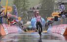 El ciclista esloveno Tadej Pogacar sigue imparable en el Giro de Italia tras ganar la neutralizada por mal tiempo decimosexta etapa, finalmente disputada entre Laas y Santa Cristina Valgardena (Monte Pana)