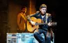 Álvaro Urquijo, en un momento del musical. Detrás, el actor Javier Orán