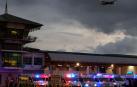 Ambulancias esperan en el aeropuerto de Bangkok para trasladar a los heridos por las fuertes turbulencias que sufrió un vuelo que viajaba de Londres a Singapur