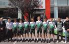 El equipo Caja Rural-Alea, ayer en la sede de Toyota-Tauromotor
