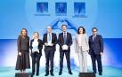 De izquierda a derecha, Rosario Serrano (Unidad Editorial); los científicos premiados Carmen Ayuso, jefa de Servicio de Genética de la FDJ; Miguel Ángel Martínez González, catedrático de Salud Pública en la Universidad de Navarra, y Luis Álvarez-Vallina, jefe de la Unidad de Inmunoterapia del Hospital 12 de Octubre de Madrid; Laura Múgica (Unidad Editorial) y Daniel Aparicio (Unidad Editorial).