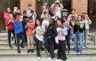 Alumnado del IES Plaza de la Cruz, en el patio con el Libro ‘Los Deconectados’ de David Nel-Lo