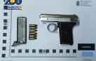 Pistola y cartuchos intervenidos al detenido
