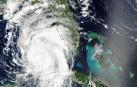 Fotografía cedida por el Observatorio de la Tierra de la NASA donde se muestra una imagen del huracán Idalia durante su paso el 29 de agosto del 2023 por el Golfo de México hacia Florida