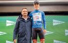 Ailetz Lasa (Telcom) recibió el maillot de mejor navarro de la mano de Miguel Bados, de El Corte Inglés