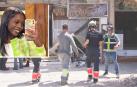 Fotografía de Mariama Syll a la izquierda, sobre una imagen de unos bomberos trabajando en las labores de desescombro del local
